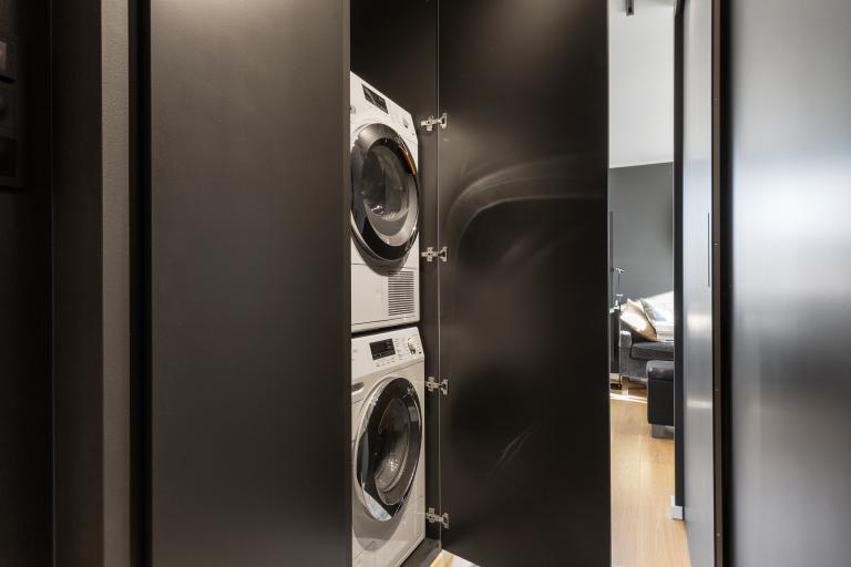 Smart opplegg for vaskemaskin og tørketrommel i skjult løsning i gang. 