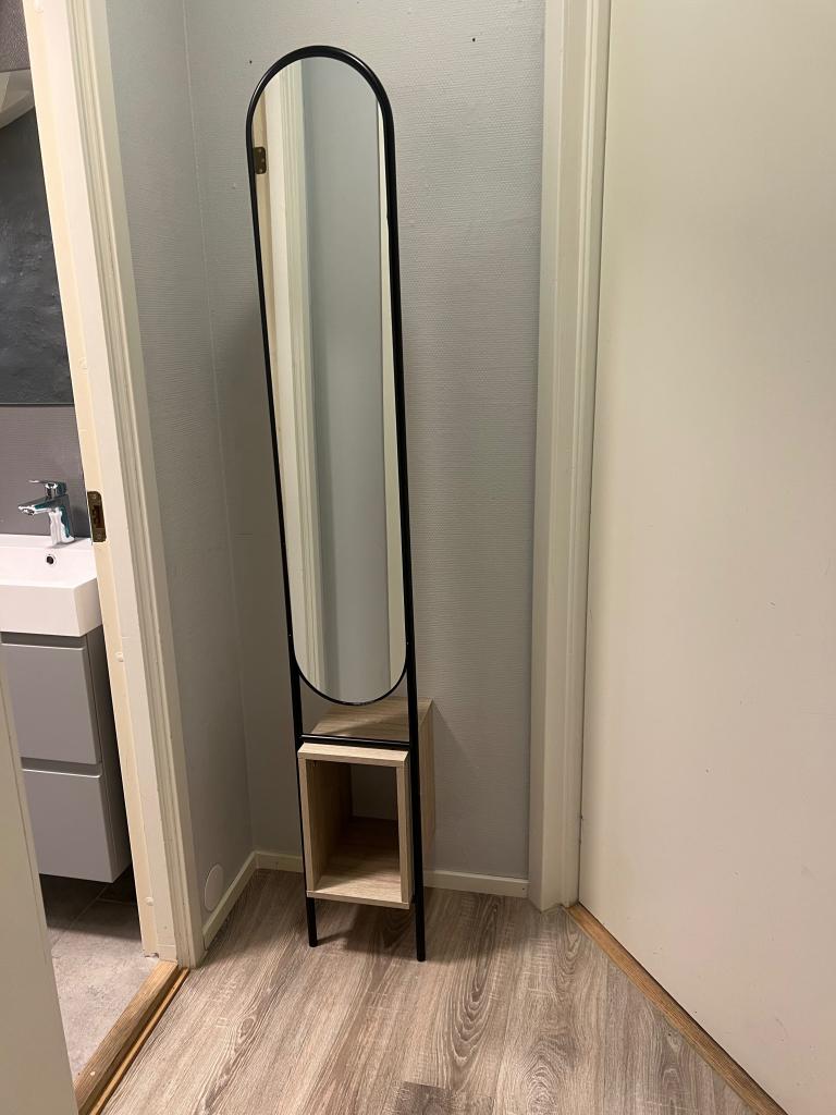 Entré med nytt speil og mulighet for oppheng av jakker.