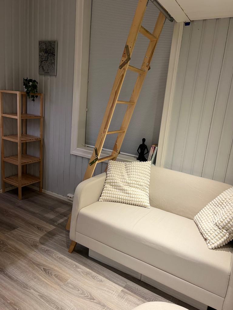 Oppbevaring til sengetøy/håndklær under sofa.