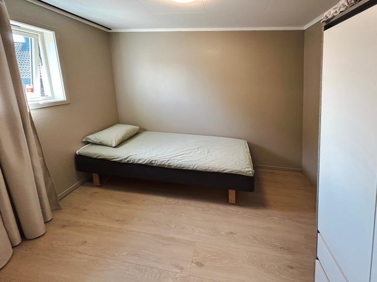 Soverom med garderobe -perfekt som barnerom eller kontor