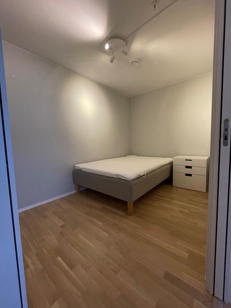 Romslig sovealkove. Møblert med seng, nattbord, klesskap og klesstativ.