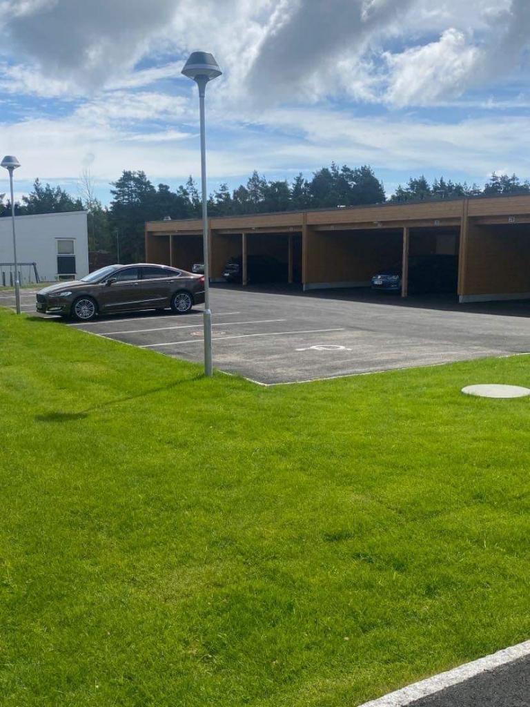 Parkeringer og carport som er klargjort for montering av elbil lader