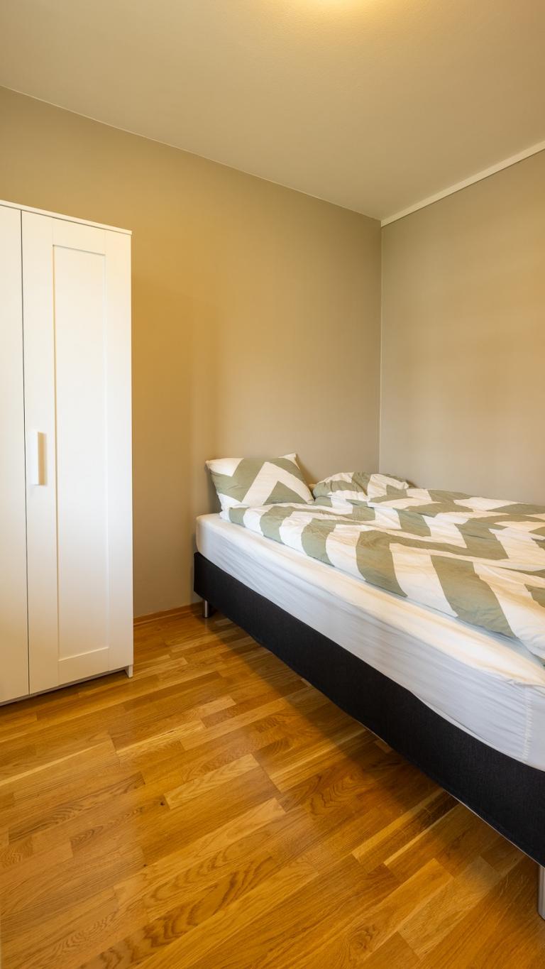 Møblert soverom med 150 cm brei seng