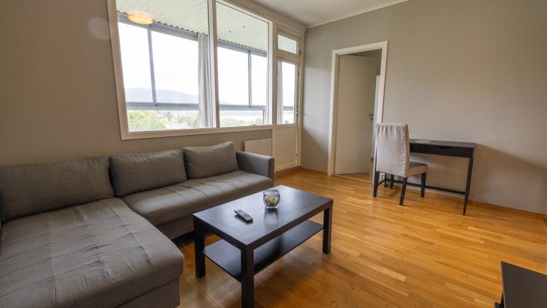 Fra stuen er det utgang til 10 kvm. innglassert veranda