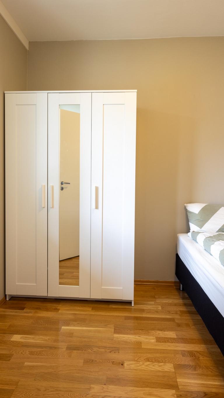 Klesskap på soverom med god plass til oppbevaring