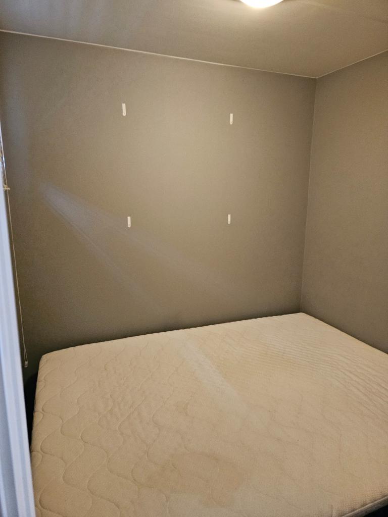 Soverom (seng er kastet)