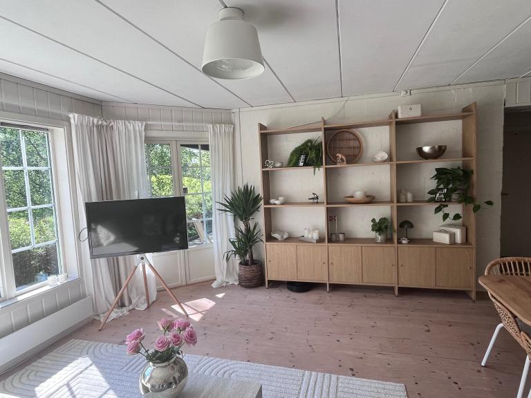 Stue med dagens innredning (hyller på vegg medfølger)