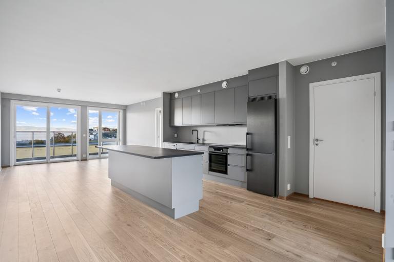 Stue/kjøkken med utsikt utover Drammensfjorden.