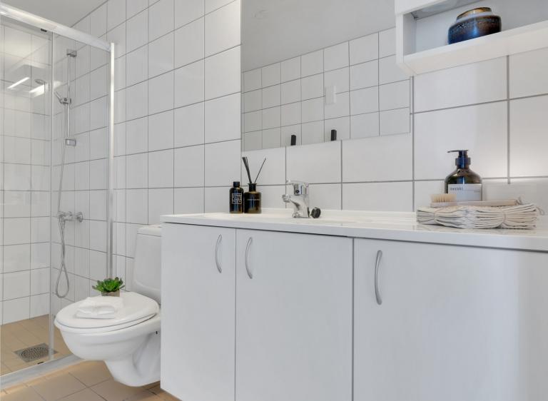 Bad med vaskemaskin og tørketrommel