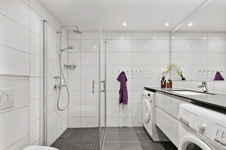 Lys flislagt bad med varmekabler i gulv