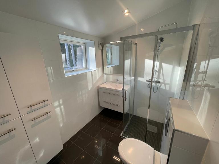 Flislagt bad med opplegg for vaskemaskin/tørketromel.