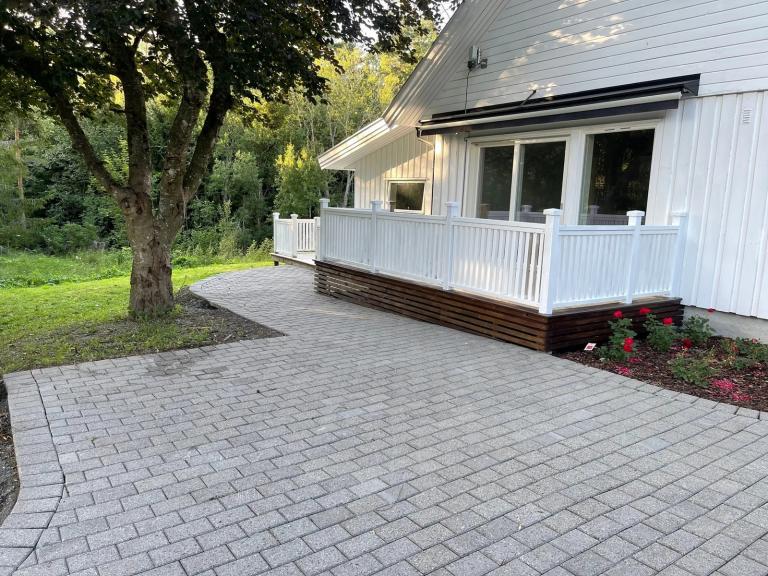 Terrasse i forbindelse med stuen. Egen biloppstillingsplass.