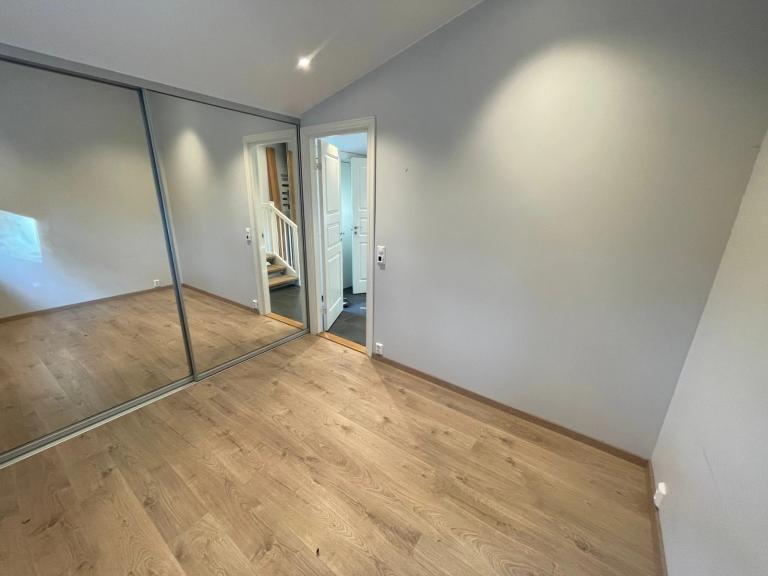 Soverom med skyvedørsgarderobe.