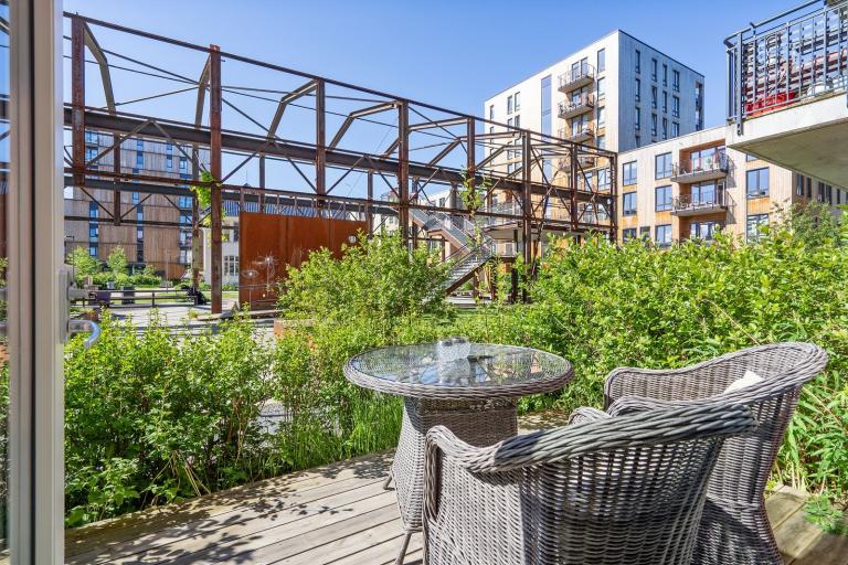 Markterrassen vender inn mot Maskinparken. Fantastiske solforhold.