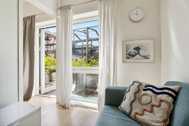 Velkommen til en lys og moderne 2-roms leilighet med gjennomtenkt planløsning som utnytter hver kvadratmeter maksimalt. Med ca. 33 m² innvendig areal og en romslig terrasse på hele 9,4 m², får du her en flott kombinasjon av funksjonalitet og komfort.