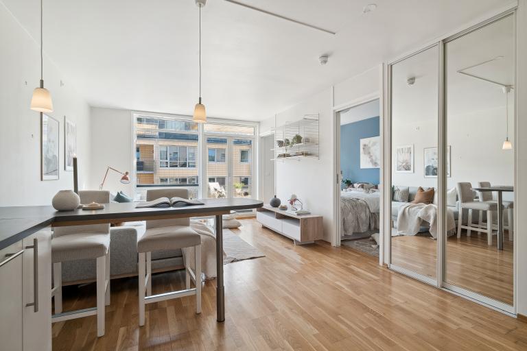 Skyvedørsgarderobe med speilfronter.