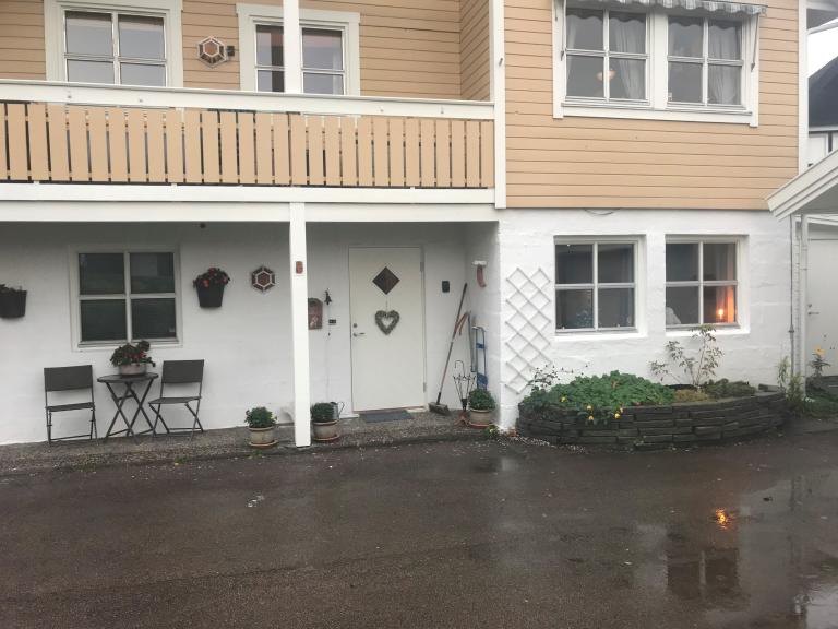 Inngangsparti med uteplass