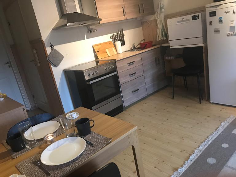 Kjøkken og spisebord