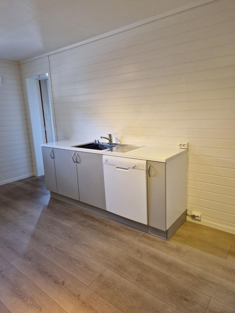 Gulvet er byttet ut med nye fliser med varmekabler