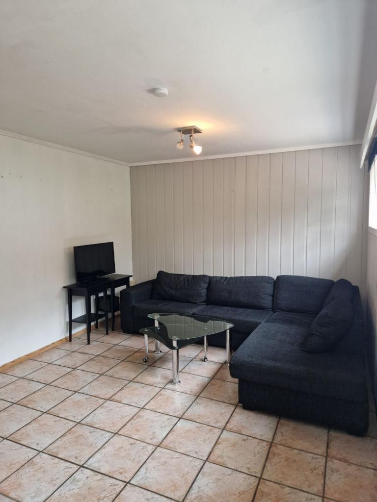 Stue pr nå innredet med salongbord