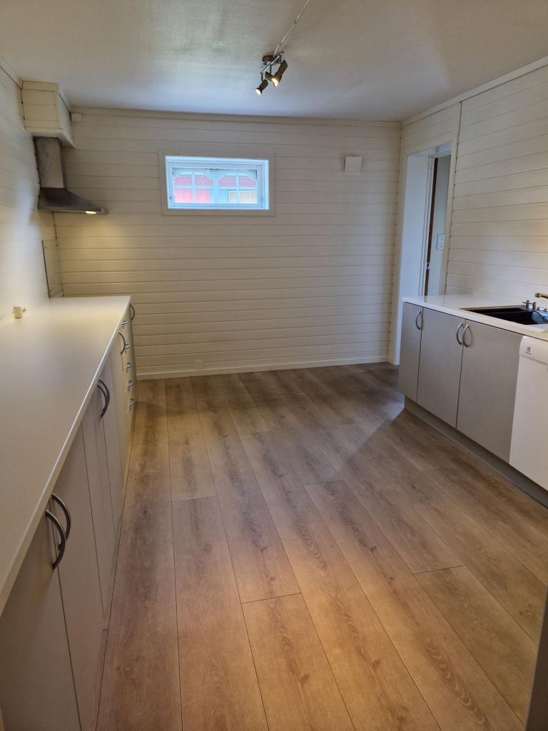 Nyere stort kjøkken (inkludert komfyr og oppvaskmaskin). Gulvet er byttet ut med nye fliser med varmekabler