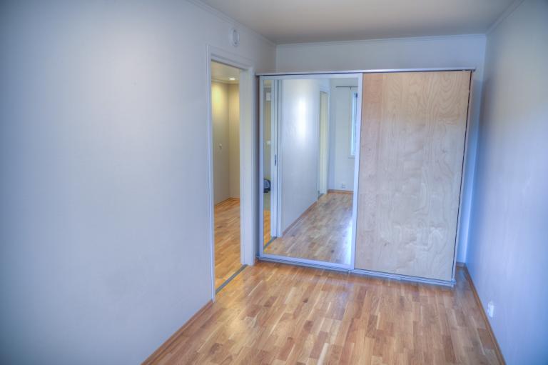 Soverom 1 har garderobeskap.