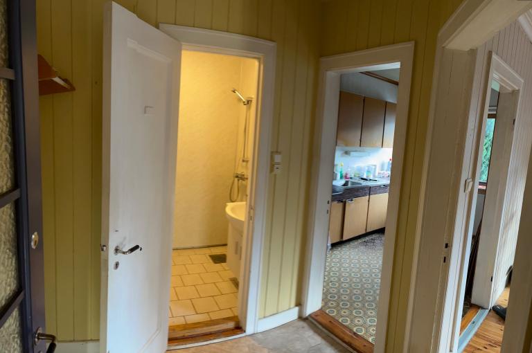 Inngang til bad, kjøkken og stue