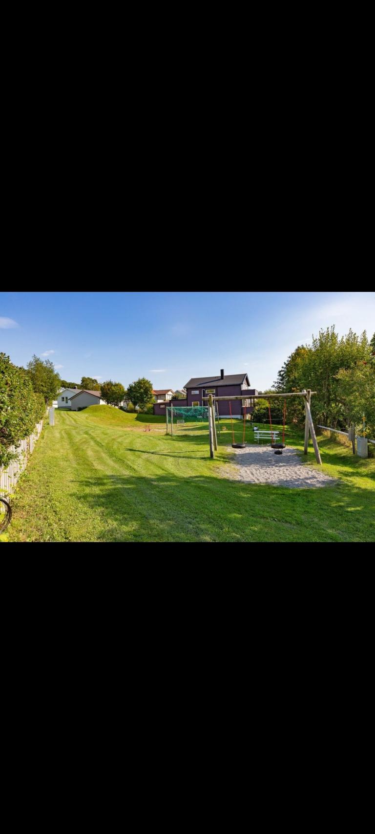 Lekeplass på baksiden av huset