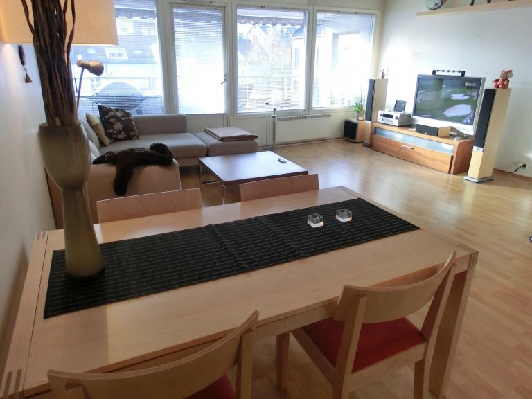 Hyggelig og romslig stue som er lett å møblere. Godt solforhold og fin utsikt fra sofagruppen