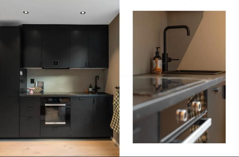 Kjøkken med stort kjøleskap, frys, oppvaskmaskin, ovn med koketopp