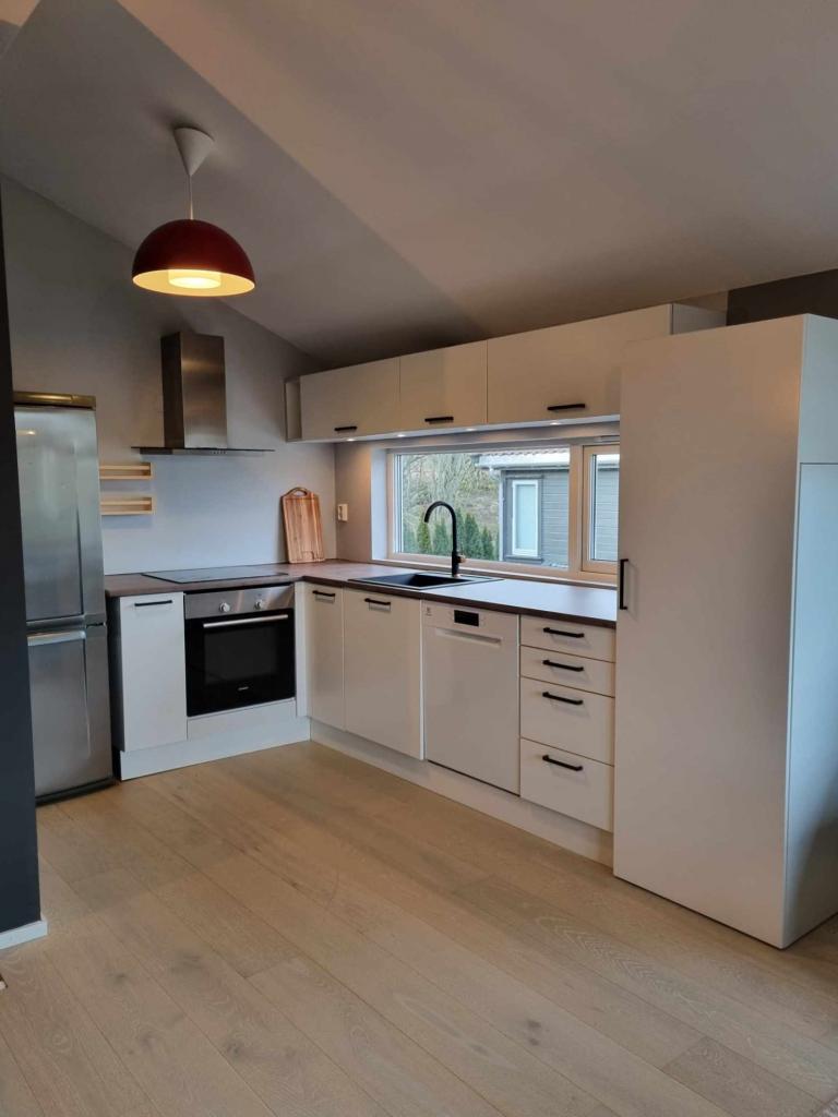 Kjøkken, med ny oppvaskmaskin. Nytt kjøleskap er bestilt.