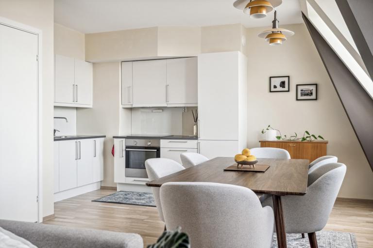 Stort primærrom med stue, spiestue og kjøkken