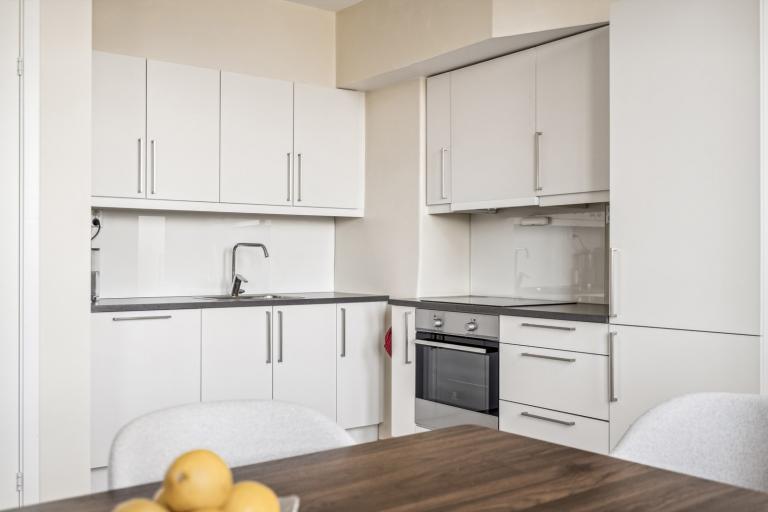 Stort primærrom med stue, spiestue og kjøkken