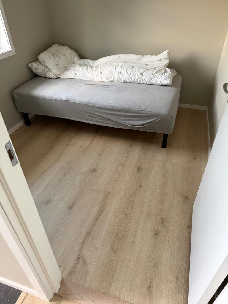sengen er ikke med i leien men kan være behjelpelig med og skaffe vis det er av ønske.