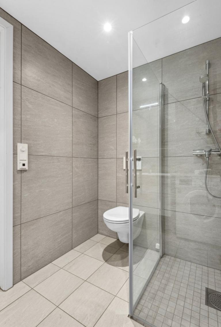 Flislagt bad med varme i gulv. Varmtvann er inkludert i husleie.