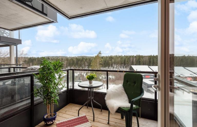 Flott utsikt og supre solforhold på balkongen.