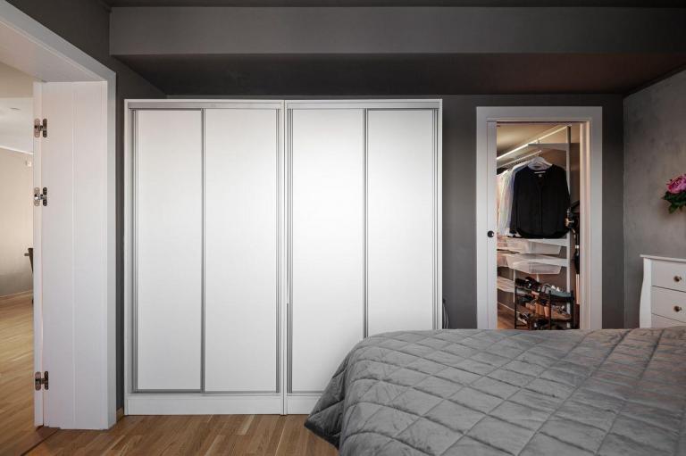 Soverom 1: Innbydende soverom med god plass til stor dobbeltseng. Eget walk-in-closet med ekstra lagringsmuligheter.