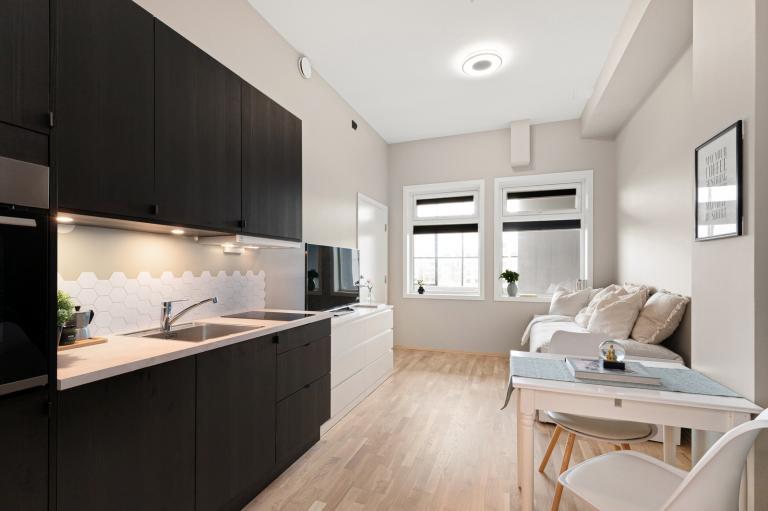 Den gode takhøyden (ca. 3 m), i kombinasjon med moderne og tidsriktige farge (malt i 2023) gir en varm og innbydende fremtoning av hybelen.