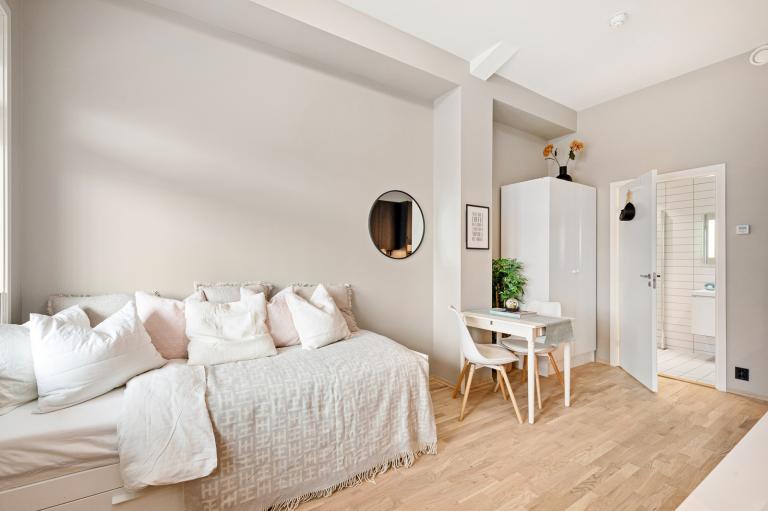 Gode oppbevaringsmuligheter i Malm kommode (L160, H78 og D48 cm) med 6 skuffer, og garderobeskap (H200, B100 og D60 cm).