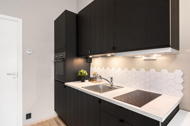 Nytt (2023) HTH kjøkken med Integrerte hvitevarer fra Elextrolux (komfyr, oppvaskmaskin, 2 koketopper, kjøleskap med frysedel og kjøleskap).