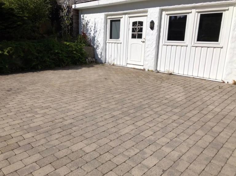 Inngangsparti hybel, parkeringsplass 