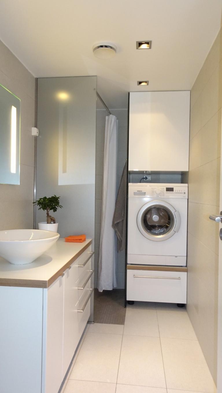 Gjennomtenkte og praktiske løsninger for ett stilrent og ryddig bad, stor dusj