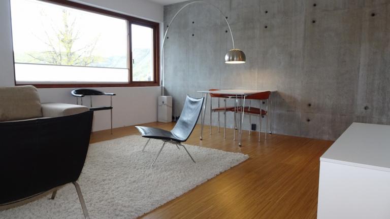 Stor og romslig stue, justerbar skjerming på vinduene mot sol og innsyn