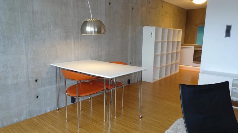 Spisebord med design lampe