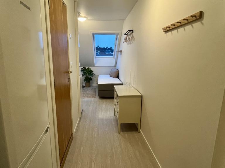 Gangen med plass til oppbevaring og mulighet til å henge fra seg yttertøy.