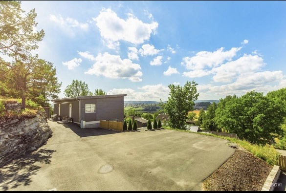 Gode parkeringsmuligheter, og tilgang på ladestasjon til ELbil. 