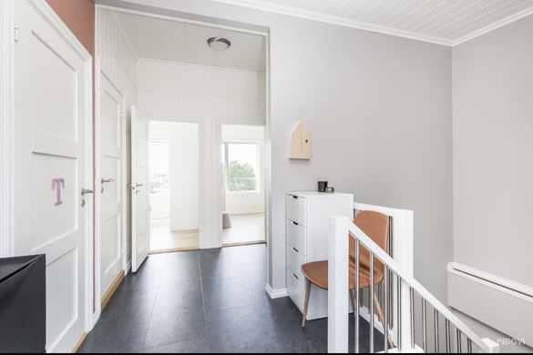 Entré med 3 soverom, baderom og innvendig bod for oppbevaring. 