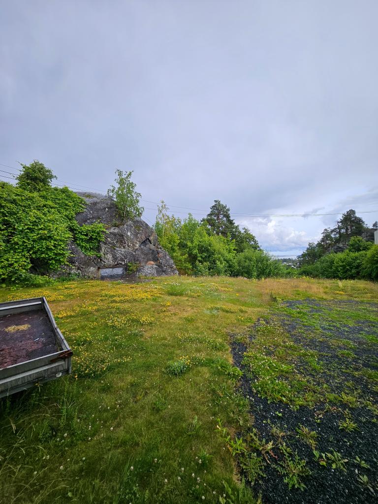 Bilde av parkering og uteområdet som kan disponeres vis det er laget avtale