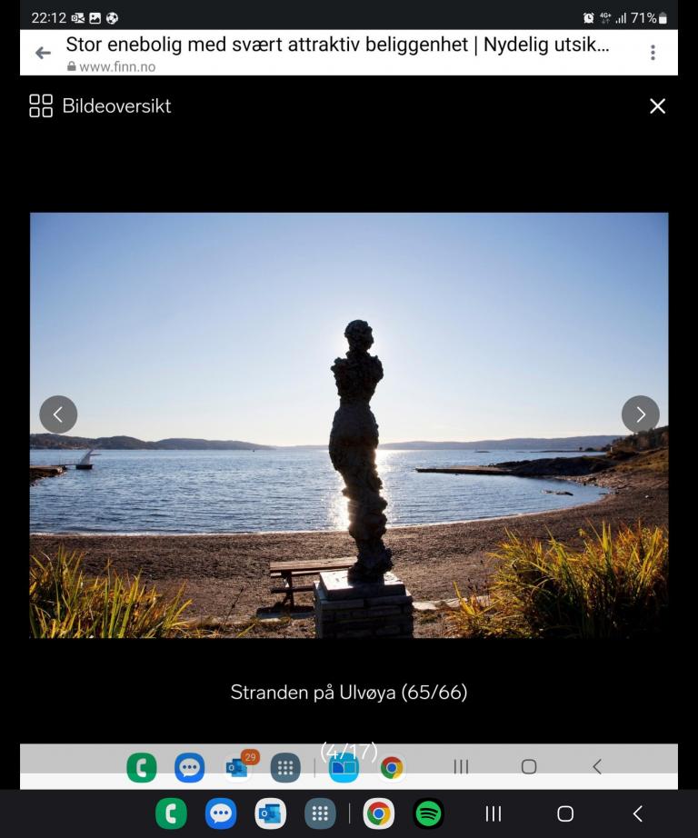 Sydstranden med kiosk, garderober, tennisanlegg og badstuvogn i vinterhalvåret.