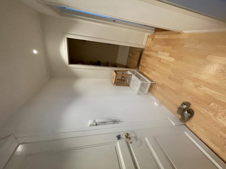 Romslig gang med praktisk kott.